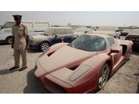 Полиция Дубая выставит на аукцион брошенный владельцем Ferrari Enzo стоимостью в 1 миллион фунтов