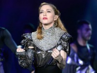 В своем новом туре MDNA Tour Мадонна сияет 315,000 кристаллов Swarovski